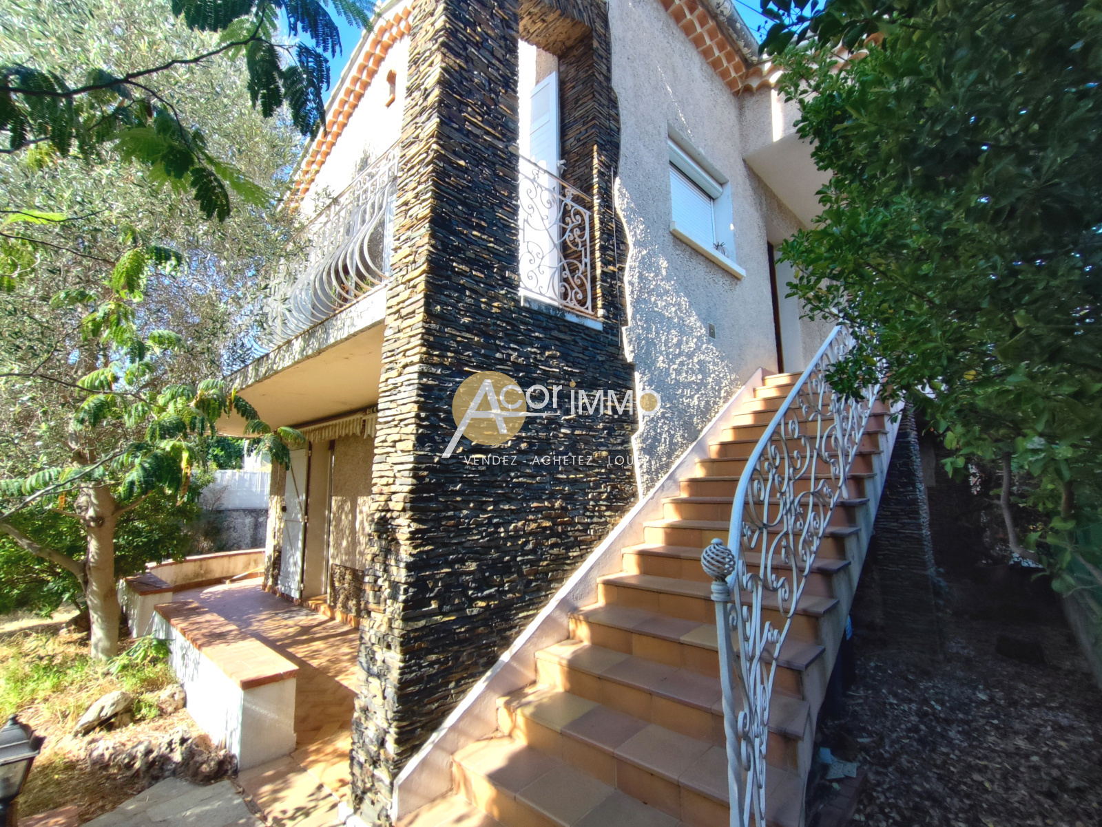 Villa en 2 appartements avec garage, terrasse et jardin clos